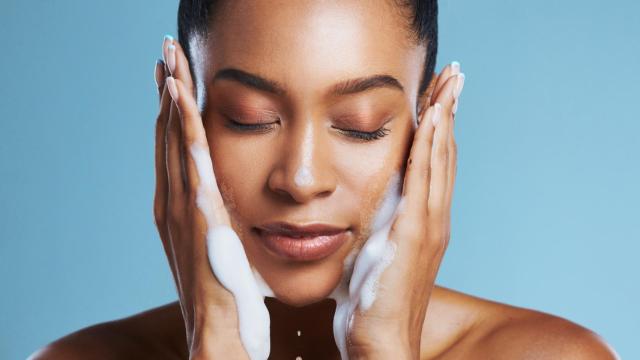 Mujer lavándose la cara.