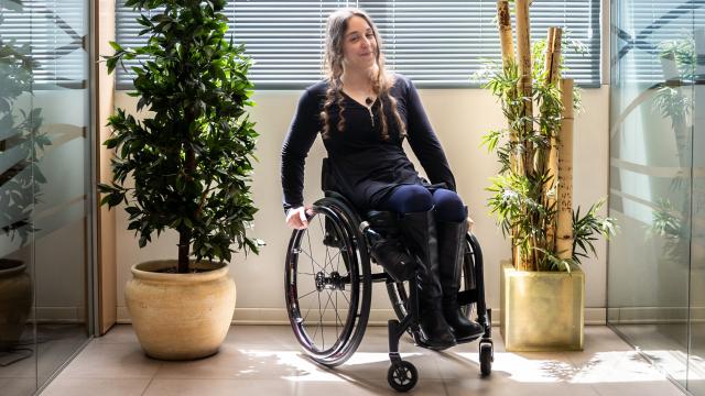 Loida Zabala en las oficinas de Ilunion donde trabaja.