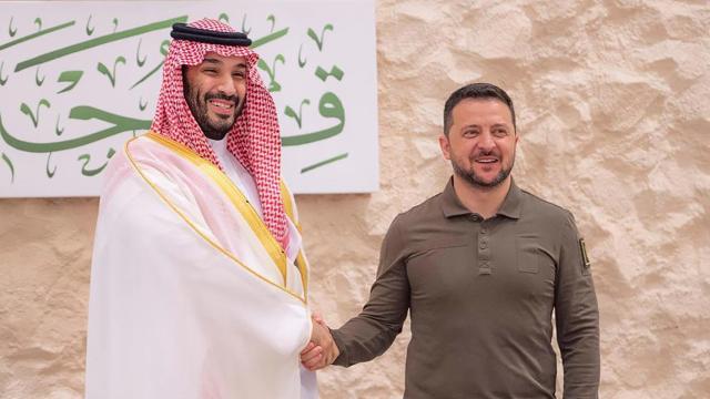 El presidente ucraniano Volodymyr Zelensky llega a Yeda para la Cumbre de la Liga Árabe.