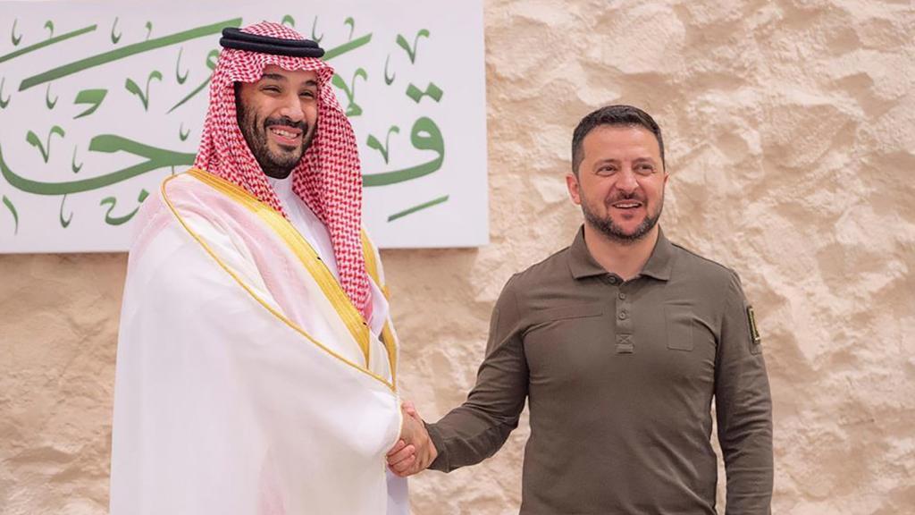 El presidente ucraniano Volodymyr Zelensky llega a Yeda para la Cumbre de la Liga Árabe.