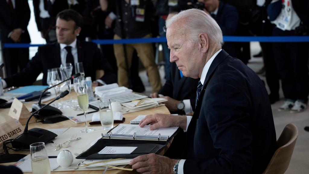 El presidente de los Estados Unidos, Joe Biden, asiste a una reunión durante la Cumbre de Líderes del G7 en Hiroshima el 19 de mayo de 2023.