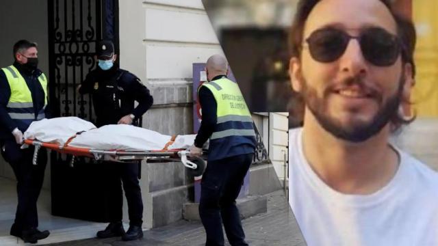 Operarios del retén fúnebre sacan el cadáver de Cristina y a la izquierda una imagen de Alberto.