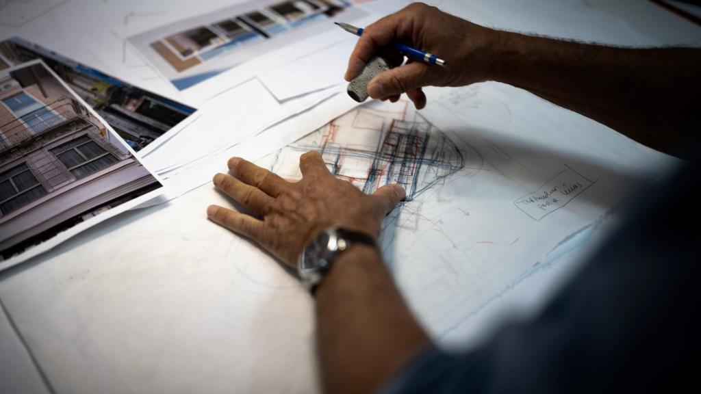 Salvador Moreno Peralta mientras trabaja en uno de sus proyectos.