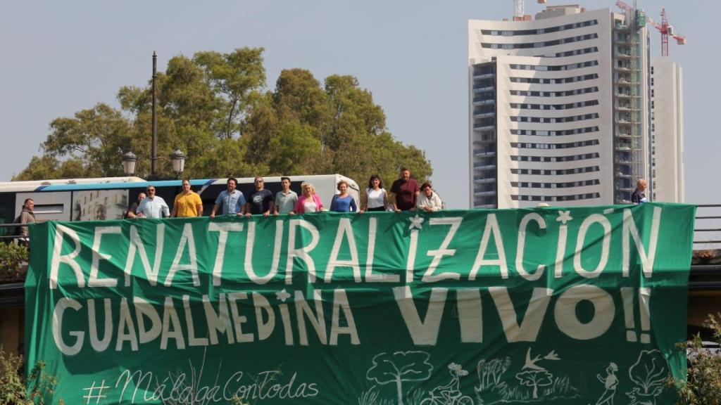Con Málaga despliega una gran pancarta sobre el Guadalmedina.