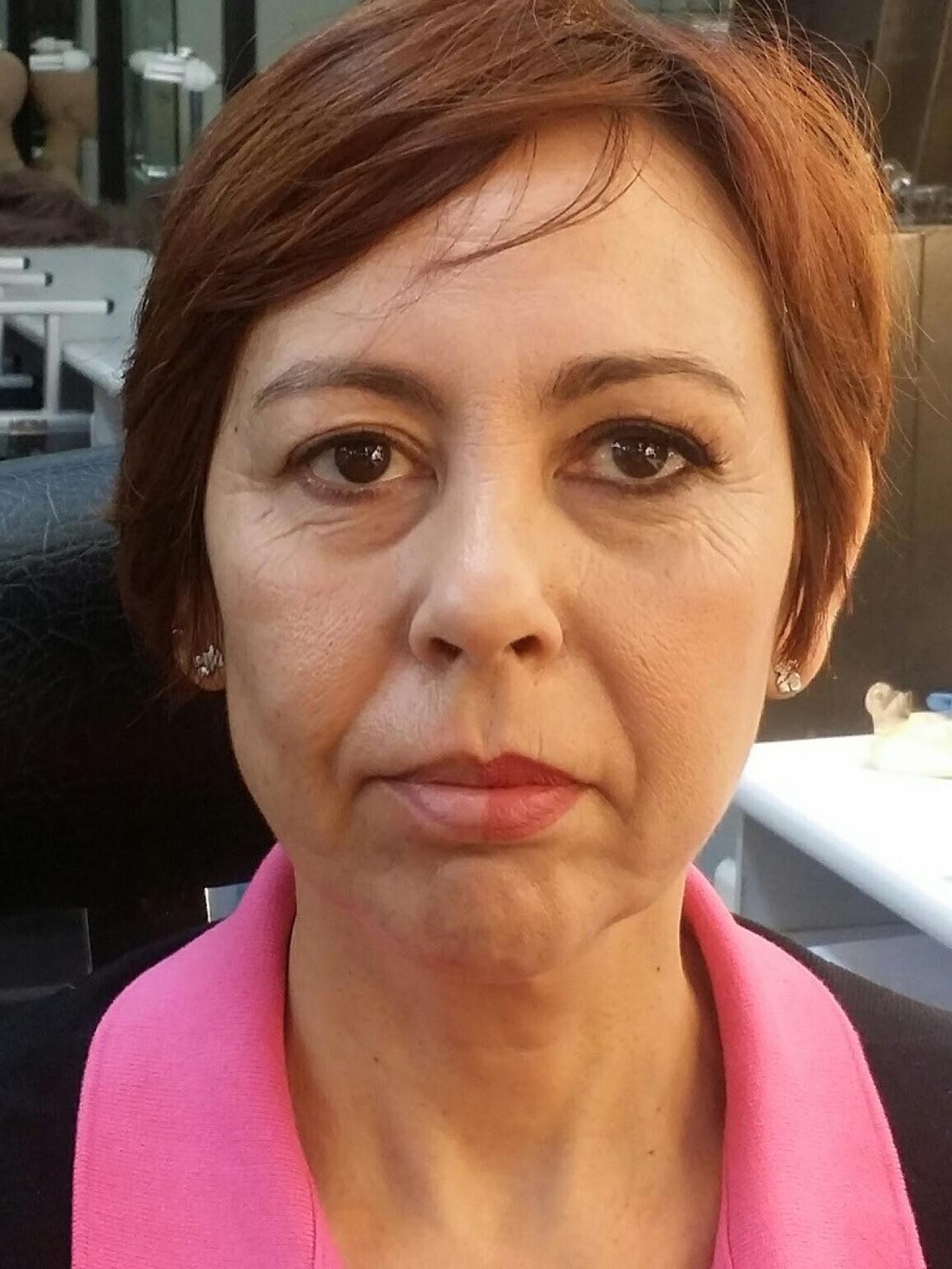 Detalle del rostro sin maquillaje (izquierda) y con maquillaje (derecha)