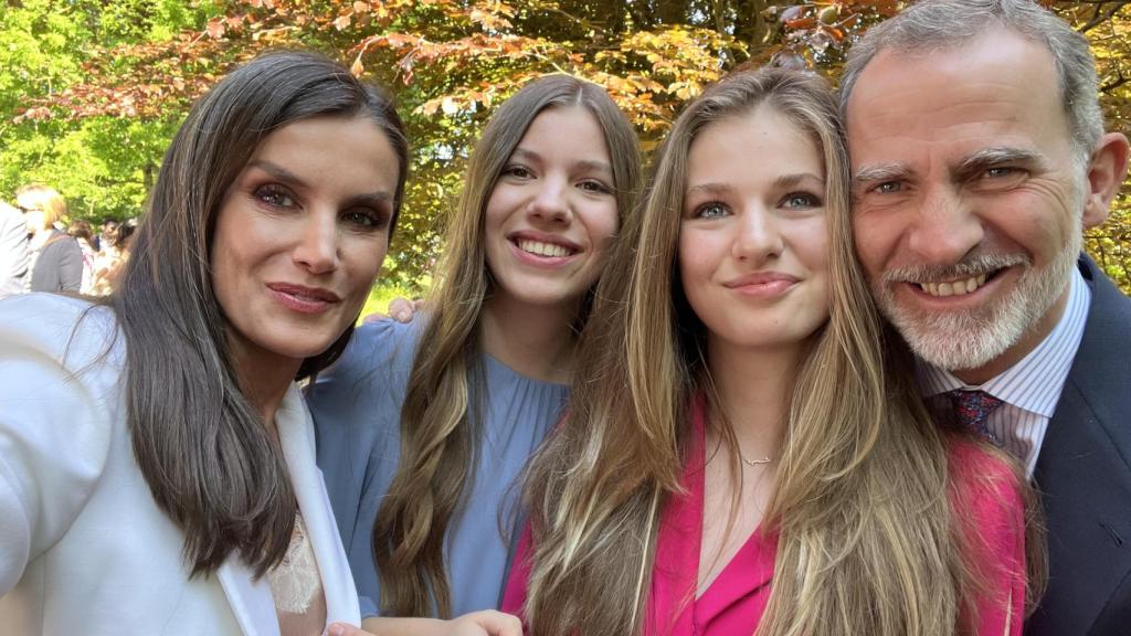 Primer plano en el que los Reyes y sus hijas aparecen muy sonrientes y felices en Gales.
