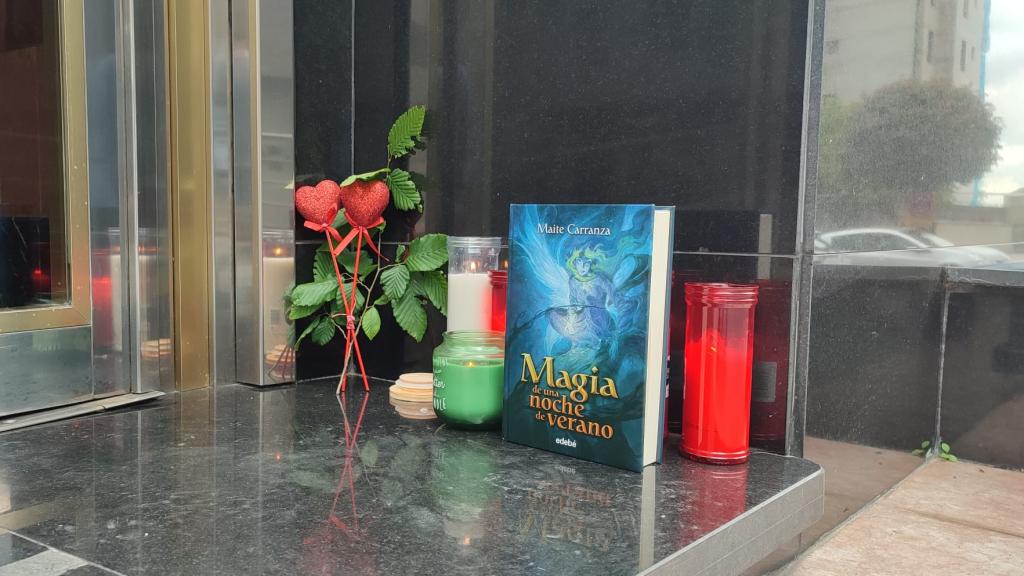 Altar improvisado en el portal de la vivienda de las hermanas Alexandra y Anastasia.