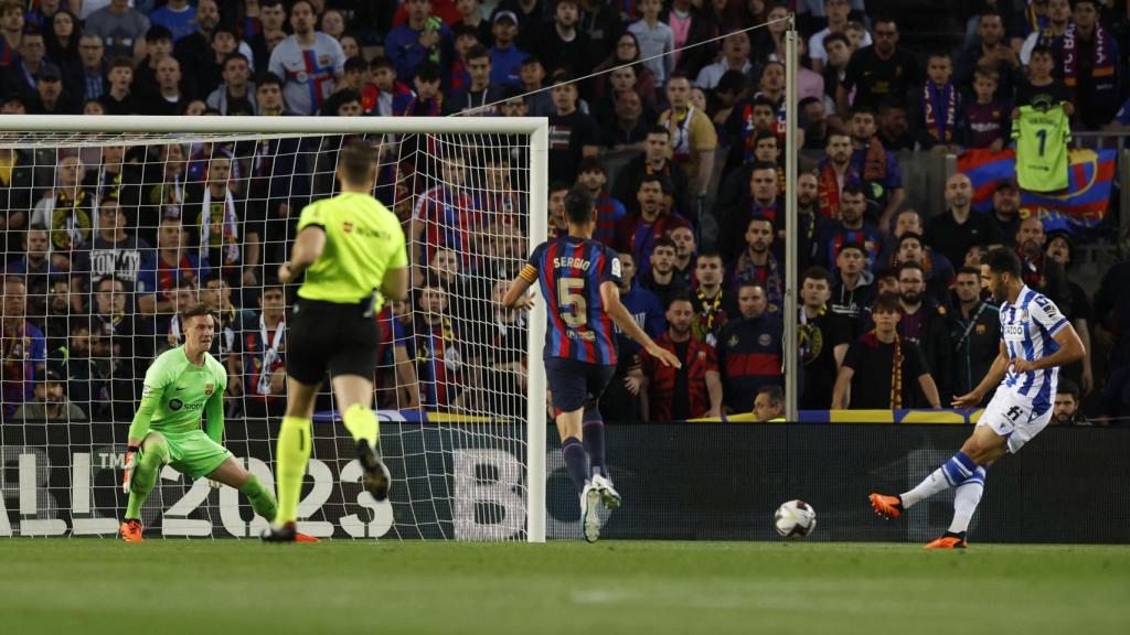 Definición de Merino ante Ter Stegen en el Barcelona - Real Sociedad.