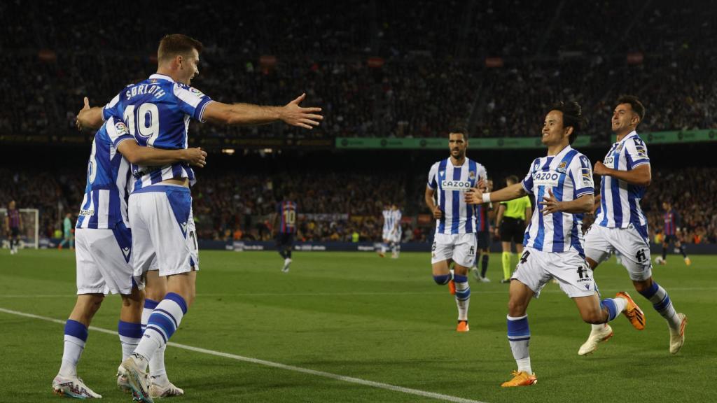 Los jugadores de la Real Sociedad celebran el gol de Sorloth.