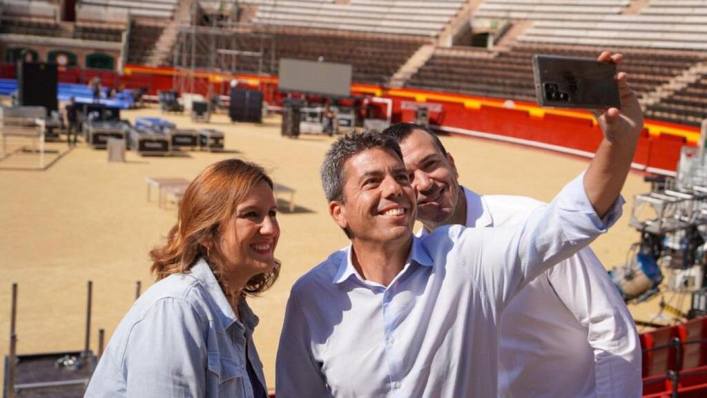 Mazón, Catalá y Mompó visitan en la Plaza de Toros de Valencia.