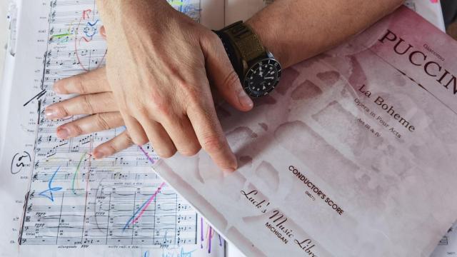 Josep Vicent ultima los detalles sobre la partitura de la ópera de Puccini.