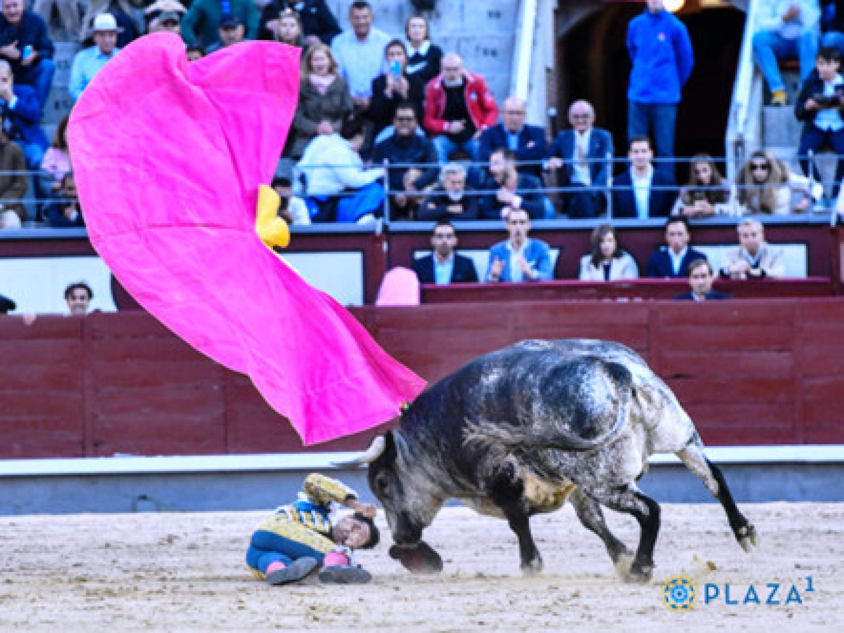 Imágenes de la cogida de Mario Navas en la plaza de Las Ventas