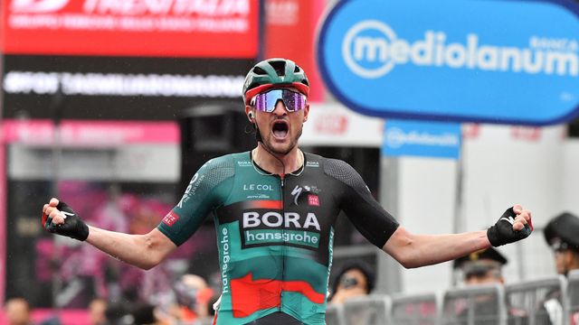 Nico Denz celebra su victoria en la línea de meta.