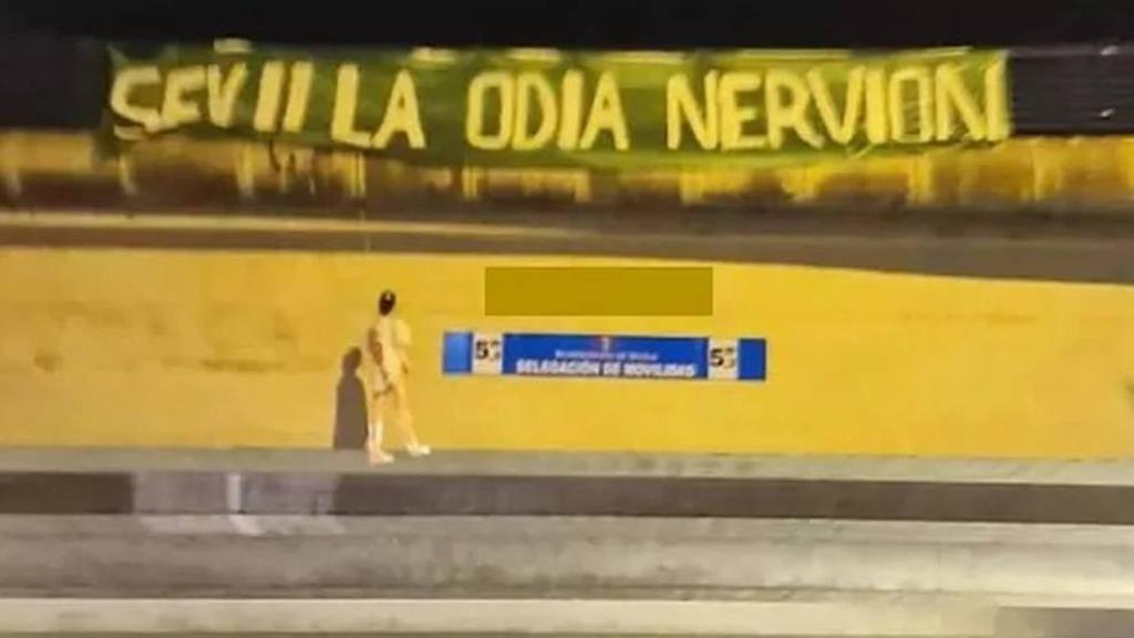 El muñeco con la camiseta de Joan Jordan y la pancarta contra el Sevilla.