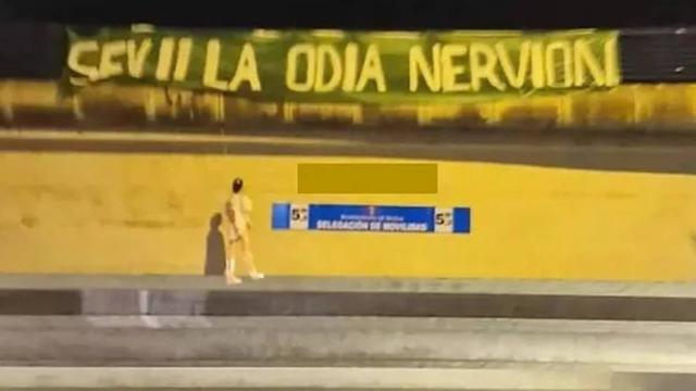 El muñeco con la camiseta de Joan Jordan y la pancarta contra el Sevilla.