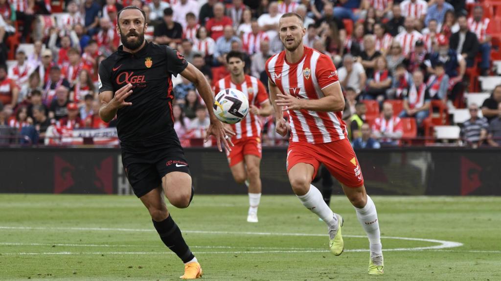 Muriqi busca un balón ante la presencia de Ely en el Almería - Mallorca.