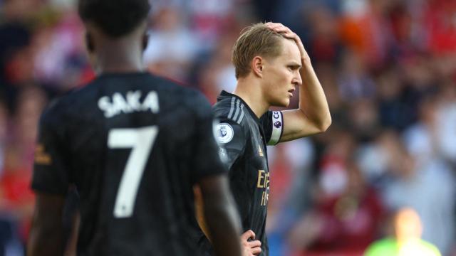 Martin Odegaard se lamenta durante una acción del partido.