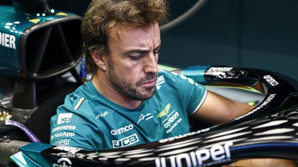 Fernando Alonso, a los mandos del AMR23