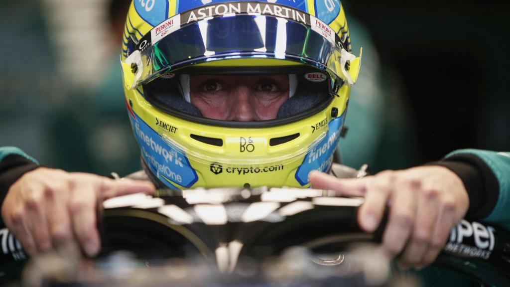 Fernando Alonso, subido a bordo de su AMR23.
