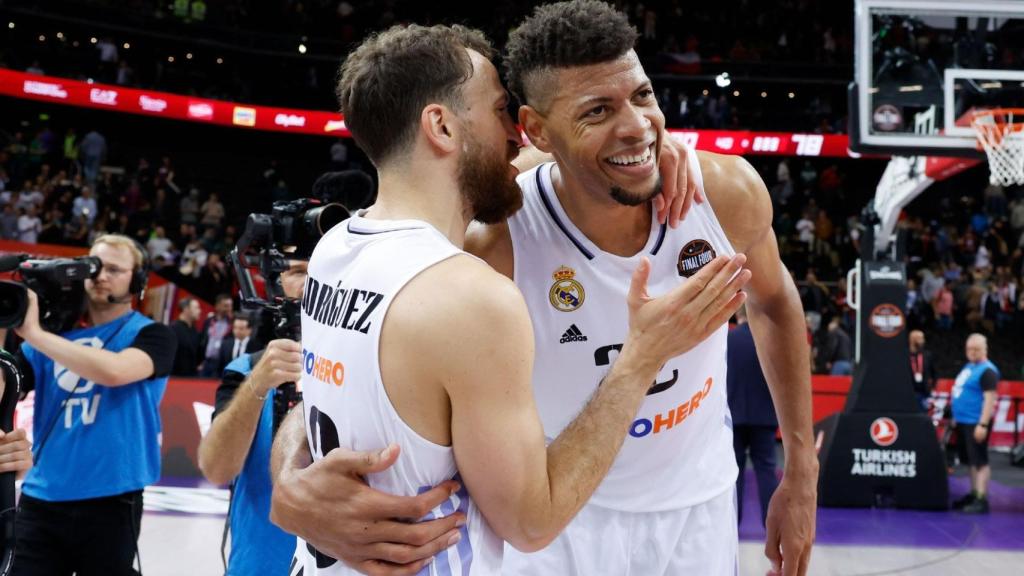 Sergio Rodríguez y Tavares tras ganar al Barcelona en las semifinales.