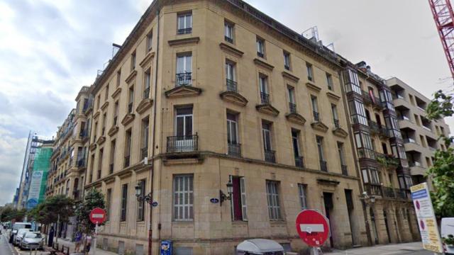 Exterior de la central de cobre San Marcial de Telefónica en San Sebastián.