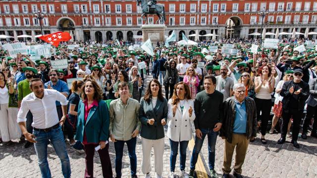 En el centro, las dos candidatas de Más Madrid, Mónica García y Rita Maestre, y el líder de Más País, Íñigo Errejón, en la Plaza Mayor.
