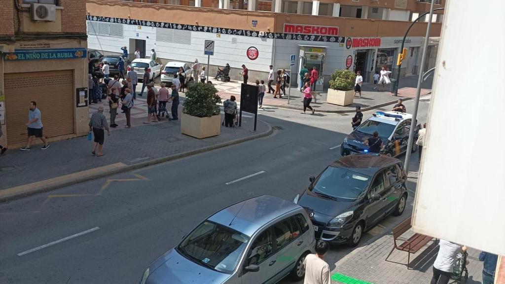 Vecinos de La Unión buscando a un menor desaparecido.