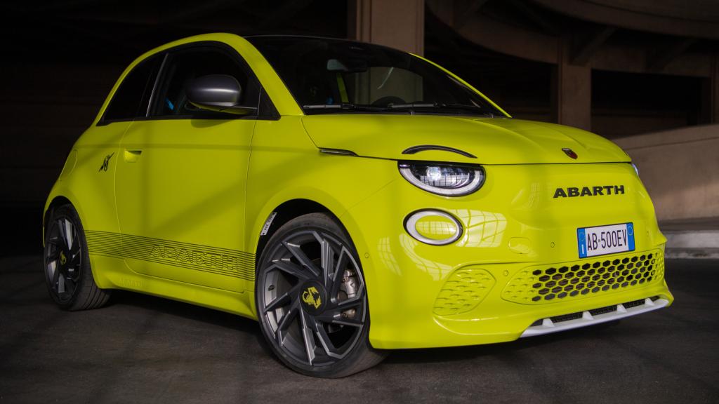 El Abarth 500e incorpora unas nuevas ópticas delanteras.