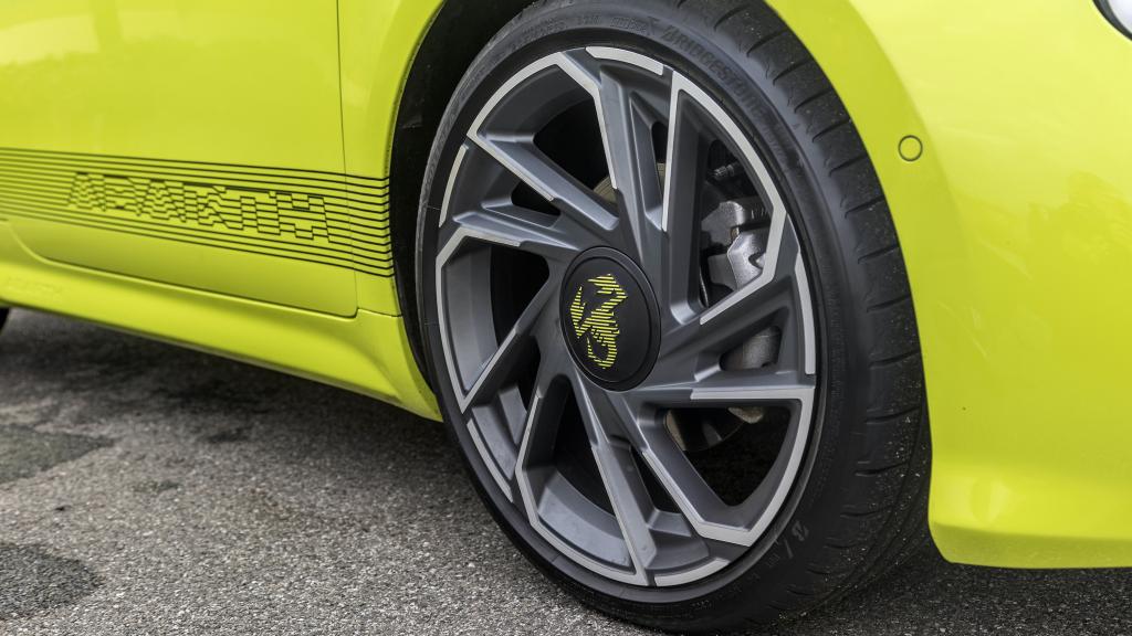 El Abarth 500e luce unas llantas de 17 pulgadas.