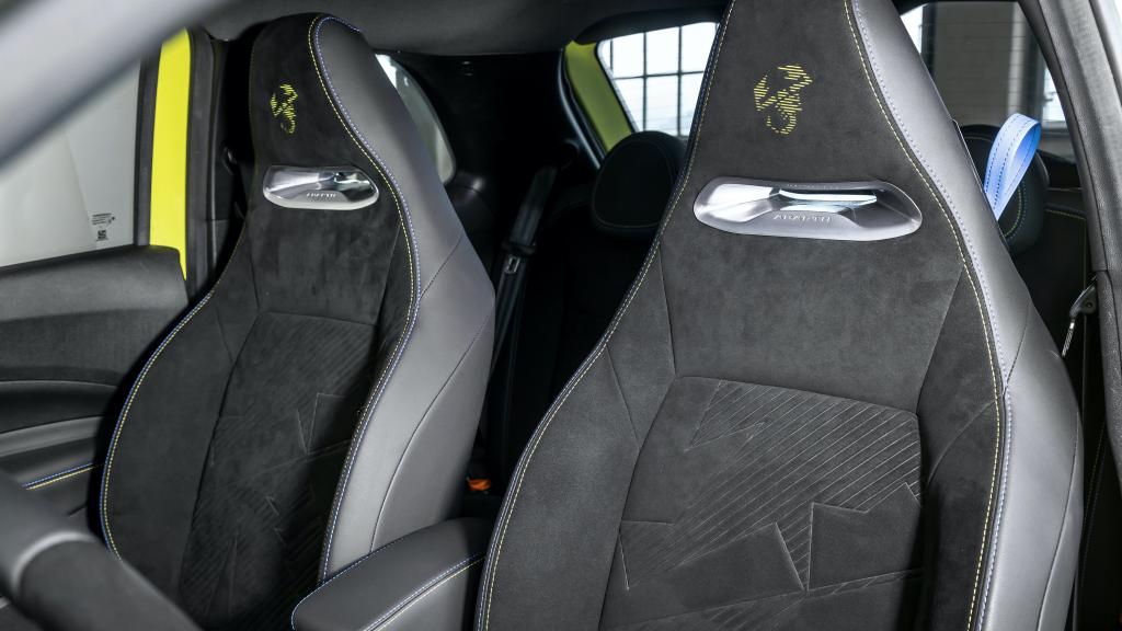 El Abarth 500e tiene asientos baquet para sujetar mejor el cuerpo.