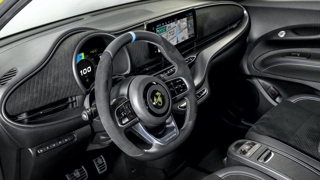 El Abarth 500e cuenta con una pantalla multimedia de 10,25 pulgadas.