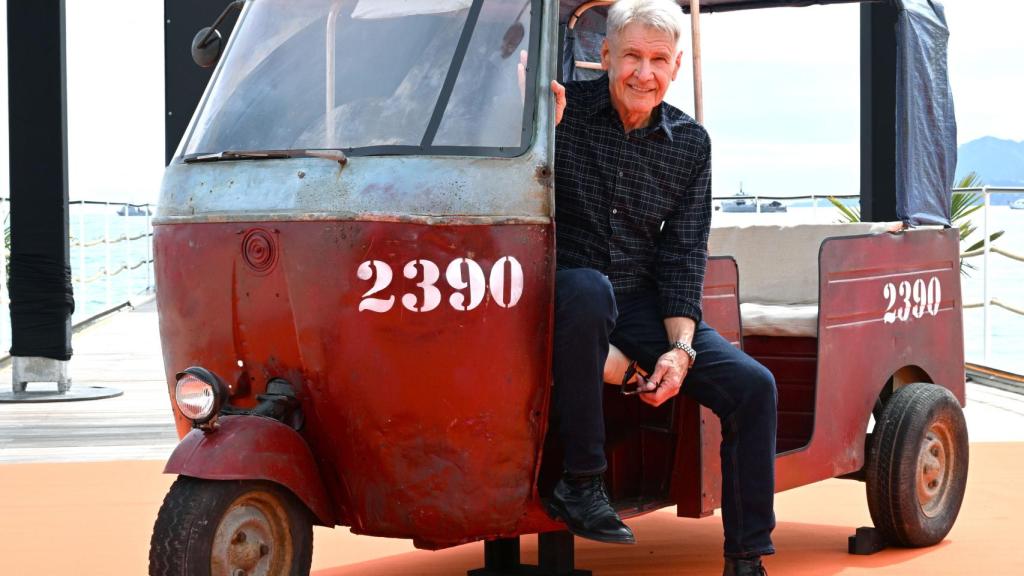 Harrison Ford en el Festival de Cannes con un tuk tuk.