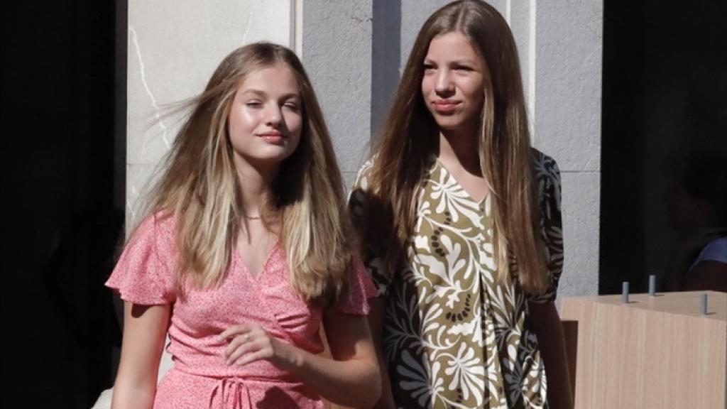 La princesa Leonor y la infanta Sofía disfrutando de un paseo por el centro de Palma de Mallorca. Foto: Europa Press.