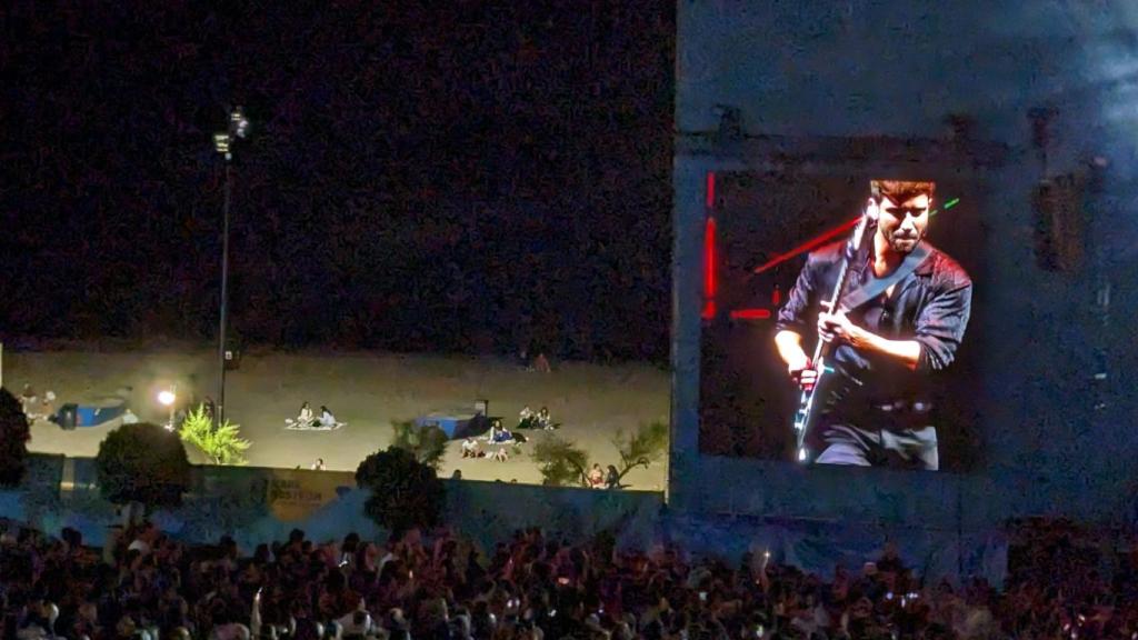 Fans del artista, hasta en la playa.
