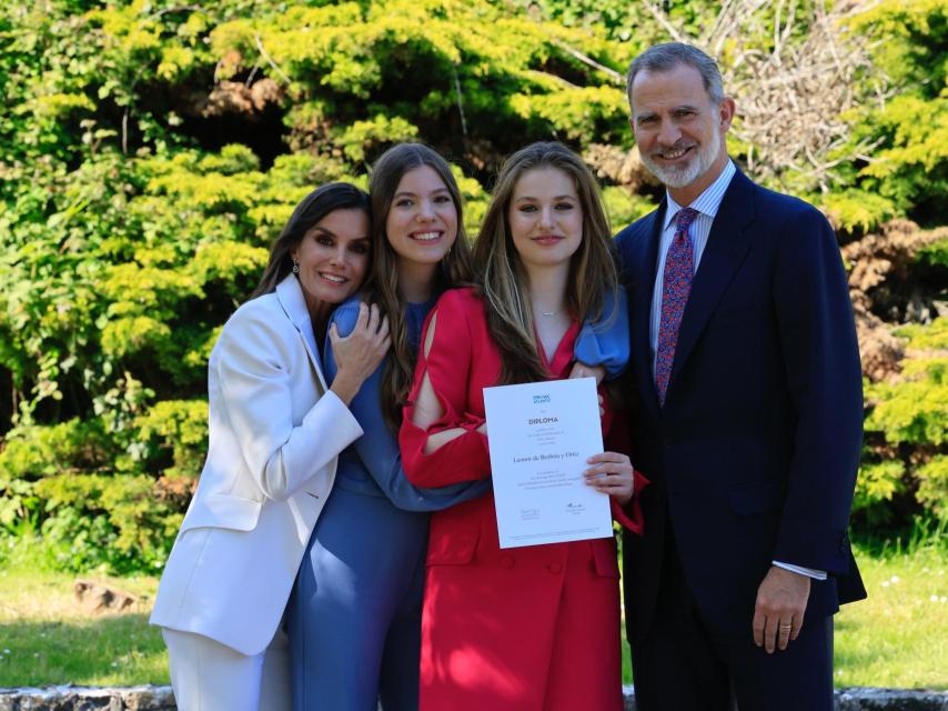 El tierno abrazo que Letizia brinda a su hija menor, la infanta Sofía.