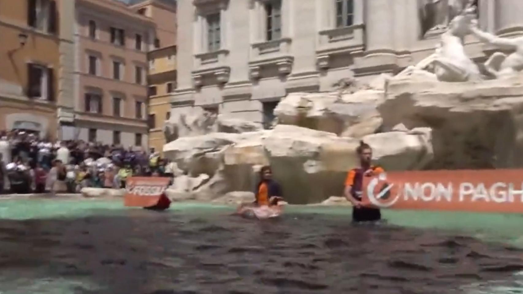 Imagen de los activistas en la fuente.