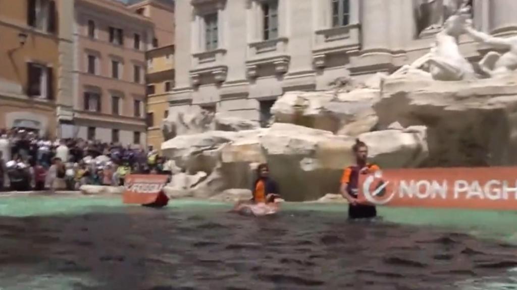 Imagen de los activistas en la fuente.