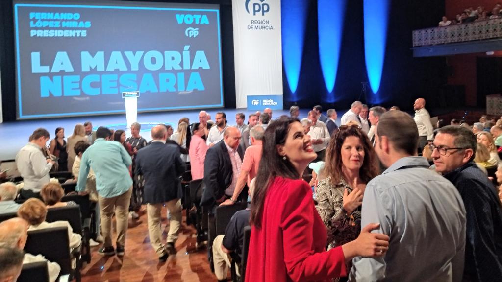 El público del Teatro Circo de Murcia aguardando la llegada de José María Aznar.