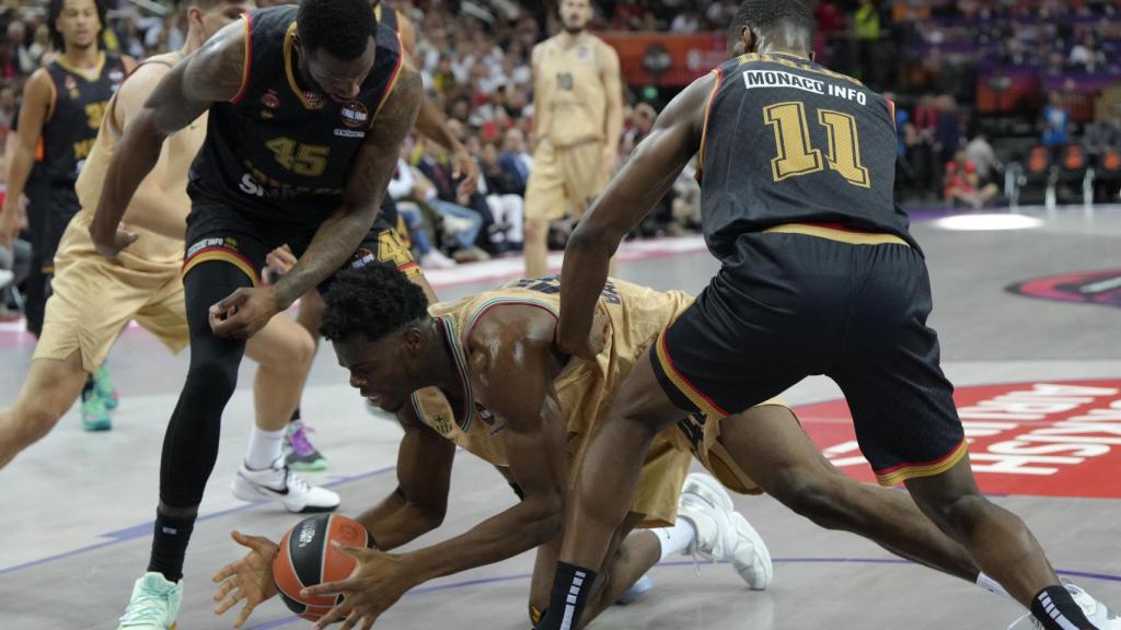Nnaji pelea por el balón.