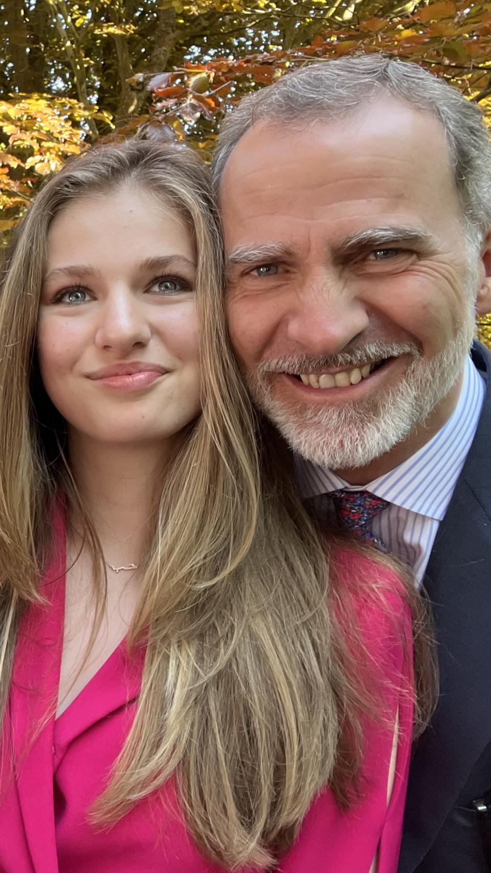 Leonor de Borbón luciendo el collar mientras posa en familia, en Gales.