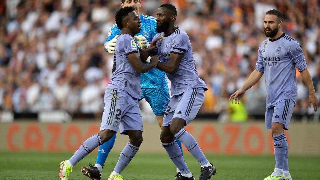 Rüdiger trata de detener a Vinicius.