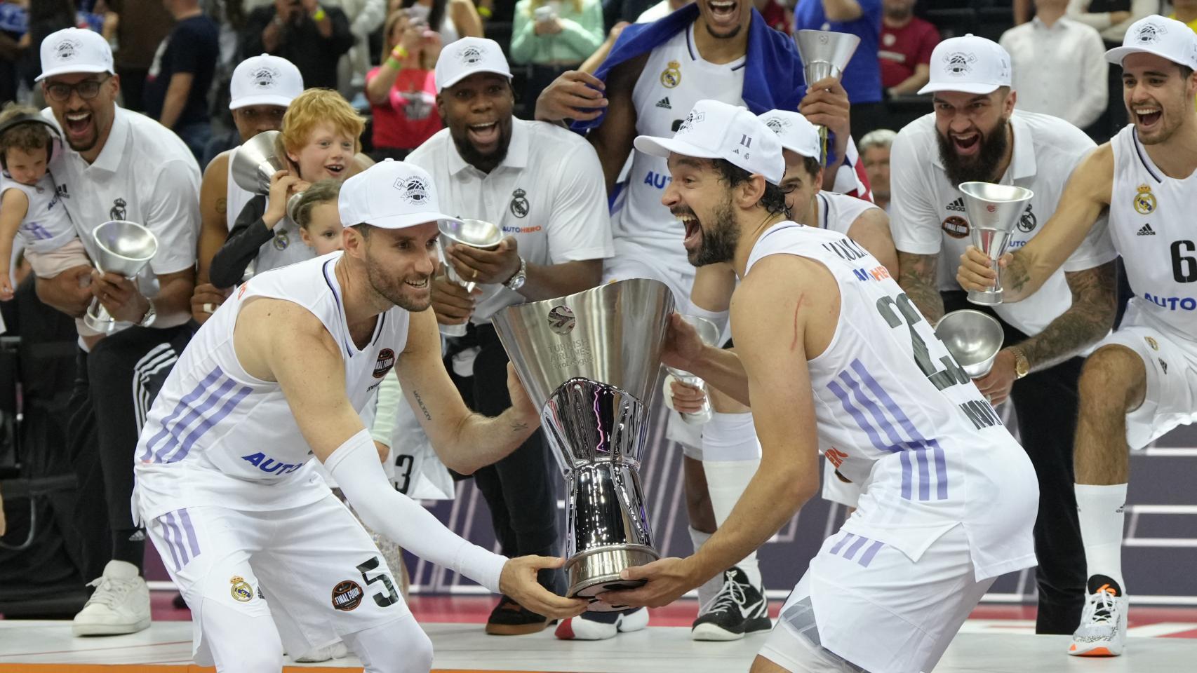 Llull, levantando el título de la Euroliga junto a Rudy Fernández.