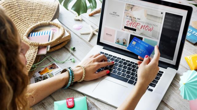 Una chica realizando una compra online, en una imagen de archivo.