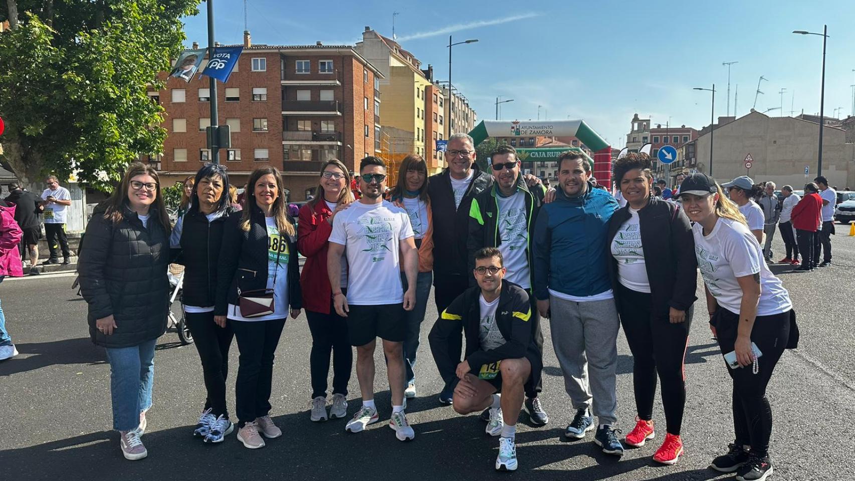 Jesús Prada y miembros de su candidatura en la Carrera del Cerco
