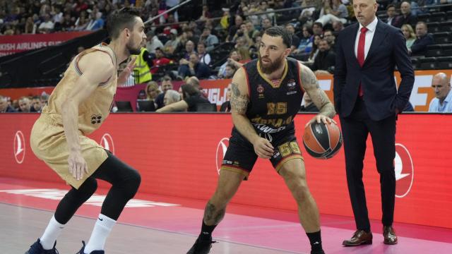 Satoranksy defiende a James.