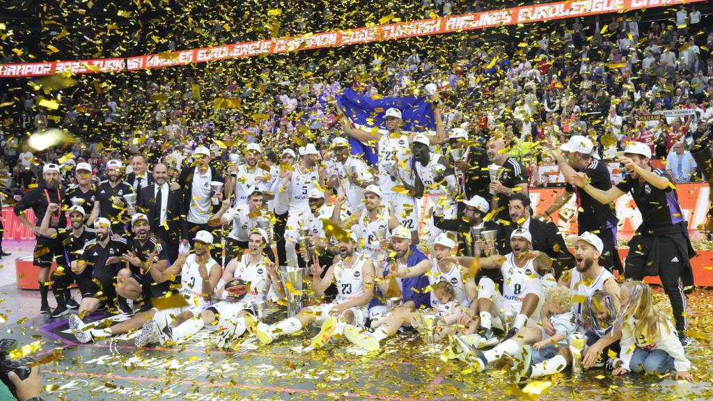 Los jugadores del Real Madrid reciben el trofeo de campeones de la Euroliga.