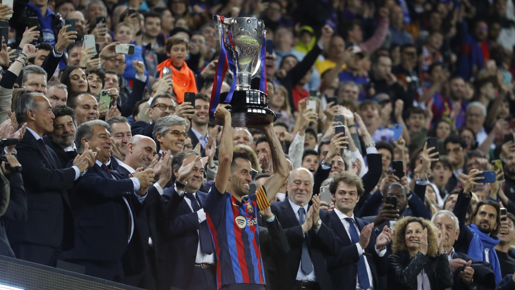 Sergio Busquets levanta el título de campeón de liga.
