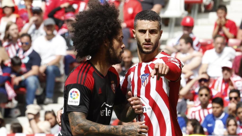 Mario Hermoso y Aridane durante una disputa en el Atlético de Madrid - Osasuna.