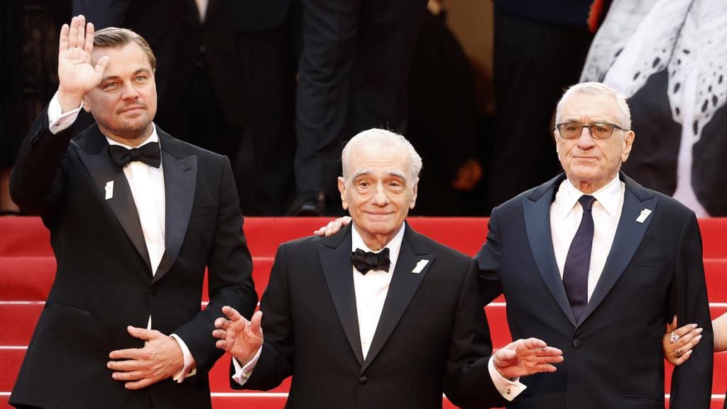 Martin Scorsese (en el centro), junto a los protagonistas de 'Killers of the Flower Moon', Leonardo DiCaprio y Robert De Niro. Foto: EFE/EPA/SEBASTIEN NOGIER