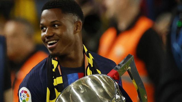 Ansu Fati, con el trofeo de La Liga de la temporada 2022/2023